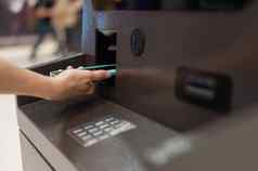 女人智能手机在线金融交易自动取款机NFC在线银行概念
