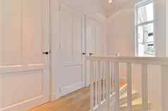 走廊白色门楼梯栏杆