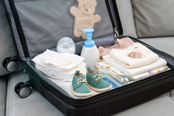 手提箱完整的婴儿衣服准备孕妇医院概念准备好了给