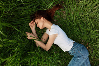 女人谎言高草下降睡着了自然