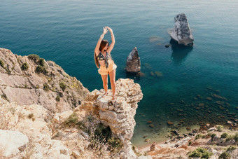 女人旅行海<strong>快乐</strong>旅游享受采取<strong>图片</strong>在户外记忆女人旅行者边缘悬崖海湾山分享旅行冒险旅程