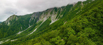 视图岩石山体滑坡陡峭的草木丛生的坡火山山