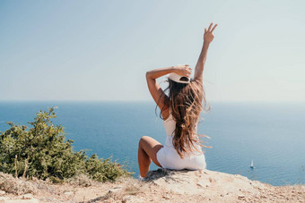 女人夏天旅行海快乐旅游享受采取<strong>图片</strong>在户外记忆女人旅行者摆<strong>姿势</strong>海湾包围火山山分享旅行冒险旅程