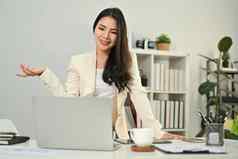 华丽的亚洲女经理移动PC屏幕持有愉快的谈话业务合作伙伴在线