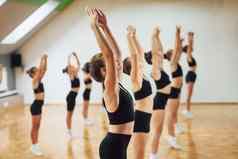 活跃的生活方式集团女孩子们练习运动练习在室内