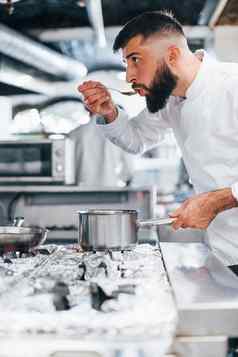 厨师美味的汤老板白色统一的烹饪食物厨房忙一天工作