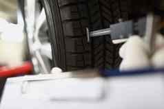 参观轮胎商店评估车轮胎损害