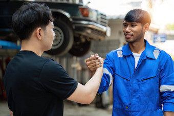 车机械师团队摇晃手<strong>汽车服务中心</strong>修复服务概念车修复维护车机械师工作汽车团队服务<strong>中心</strong>