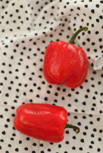 色彩斑斓的迷你红辣椒明亮的菜毛巾红色的色彩斑斓的甜蜜的辣椒表格前视图
