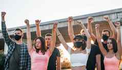 的拳头拉高集团抗议年轻的人站积极分子人类权利政府