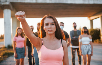 女人前面人群集团抗议年轻的人站积极分子人类权利政府