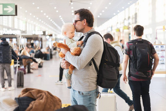 父亲旅行孩子持有克义斯婴儿婴儿男孩机场终端等待董事会飞机旅行孩子们概念