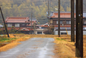 路传统的日本房子农村村多雨的冬天一天
