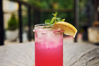 粉红色的<strong>彩色</strong>的液体<strong>柠檬</strong>关闭视图新鲜的夏天含酒精的鸡尾酒木表格