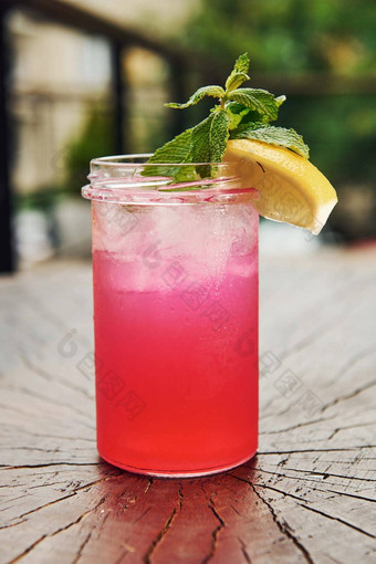粉红色的彩色的液体柠檬关闭视图新鲜的夏天含酒精的鸡尾酒木表格