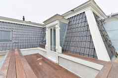 阳台木甲板灰色的屋顶