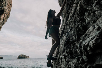 体育女人攀<strong>爬</strong>岩石年轻的女人苗条的适合身体攀<strong>爬</strong>火山玄武岩洞穴美丽的海视图运动员女孩火车自然女人克服了困难攀<strong>爬</strong>路线