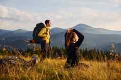 年轻的人享受雄伟的喀尔巴阡山脉的山美丽的景观没有自然