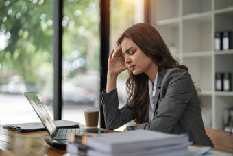 偏头痛压力业务女人办公室移动PC工作项目的最后期限头疼倦怠累了专业女员工电脑脖子疼痛工作场所