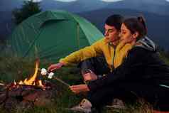 经典棉花糖使篝火年轻的夫妇雄伟的喀尔巴阡山脉的山美丽的景观没有自然