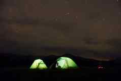 绿色帐篷晚上时间布满星星的天空雄伟的喀尔巴阡山脉的山美丽的景观没有自然