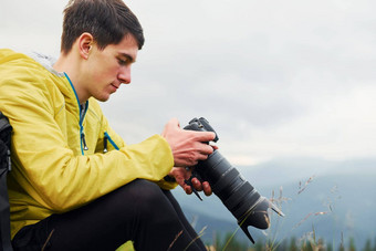 年轻的<strong>摄影师</strong>使照片雄伟的喀尔巴阡山脉的山美丽的景观没有自然