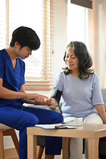 医生测量血压力高级女人首页护理访问上了年纪的医疗保健首页健康护理服务概念