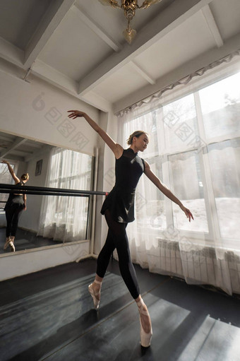 美丽的亚洲芭蕾舞女演员培训跳舞类垂直照片