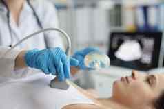 女医生检查女人乳房超声波机