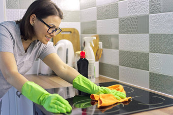 女人手手套清洁厨房电陶瓷滚刀