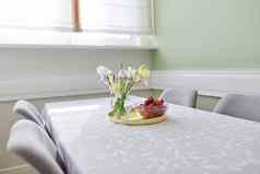 首页餐厅房间室内花束虹膜花瓶托盘草莓