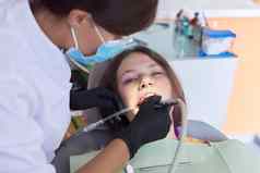 女人医生牙医治疗牙齿女孩病人牙科办公室