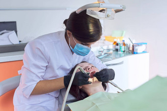 少年女孩治疗牙齿牙医办公室咨询牙齿矫正医师