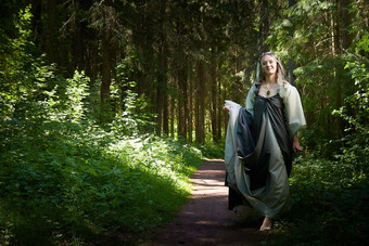 美丽的诱人的德律阿得斯异教徒精神森林肖像美丽的德律阿得斯仙女爱自然美丽的绿色夏天森林概念环境友好有爱心的自然