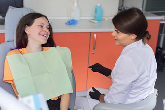少年女孩治疗牙齿牙医办公室咨询牙齿矫正医师牙医