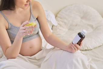 怀孕了女人阅读标签瓶医学维生素
