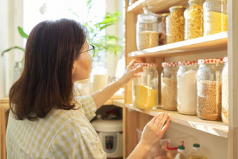 食物存储女人采取食物烹饪