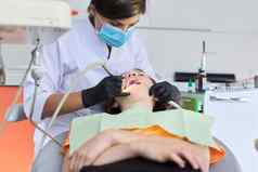 女人医生牙医治疗牙齿女孩病人牙科办公室