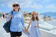 妈妈。走女儿孩子著名的旅游村aio圣托里尼岛