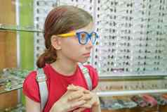 展示眼镜光学商店女孩孩子眼镜