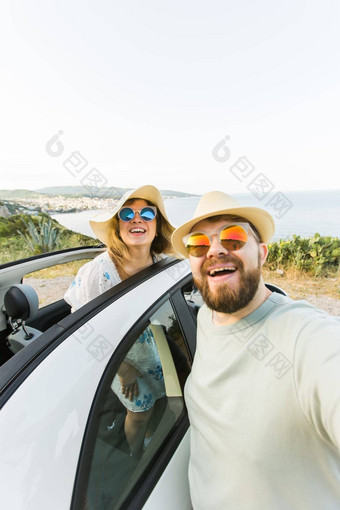 浪漫的夫妇使自拍智能手机相机租赁Cabrio车海洋海海滩享受夏天假期采取<strong>图片细胞</strong>休息海周末