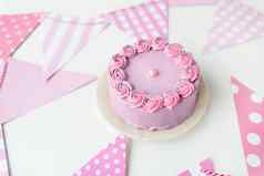 精致的薰衣草粉红色的bento蛋糕板背景旗帜聚会，派对庆祝活动快乐一天