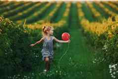 积极的女孩红色的气球手有趣的场夏天一天时间