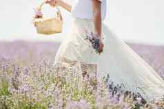 关闭视图女人美丽的白色衣服篮子收集薰衣草场