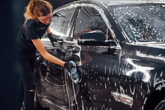 湿巾车辆白色肥皂现代黑色的汽车清洗女人内部车洗站