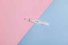 孤立的平拍摄积极的怀孕测试工具包粉红色的蓝色的柔和的Bicolor背景母亲概念