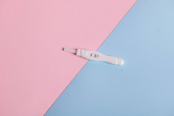 孤立的平拍摄积极的怀孕测试工具包粉红色的蓝色的柔和的Bicolor背景母亲概念