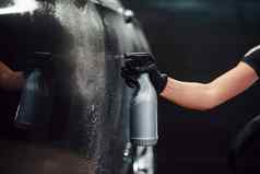 喷涂车辆现代黑色的汽车清洗女人内部车洗站