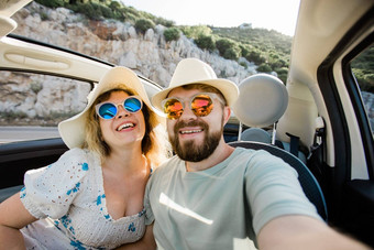 浪漫的夫妇使自拍智能手机相机租赁Cabrio车海洋海海滩享受夏天假期采取<strong>图片细胞</strong>休息海周末