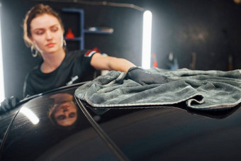 湿巾表面毛巾现代黑色的汽车清洗女人内部车洗站